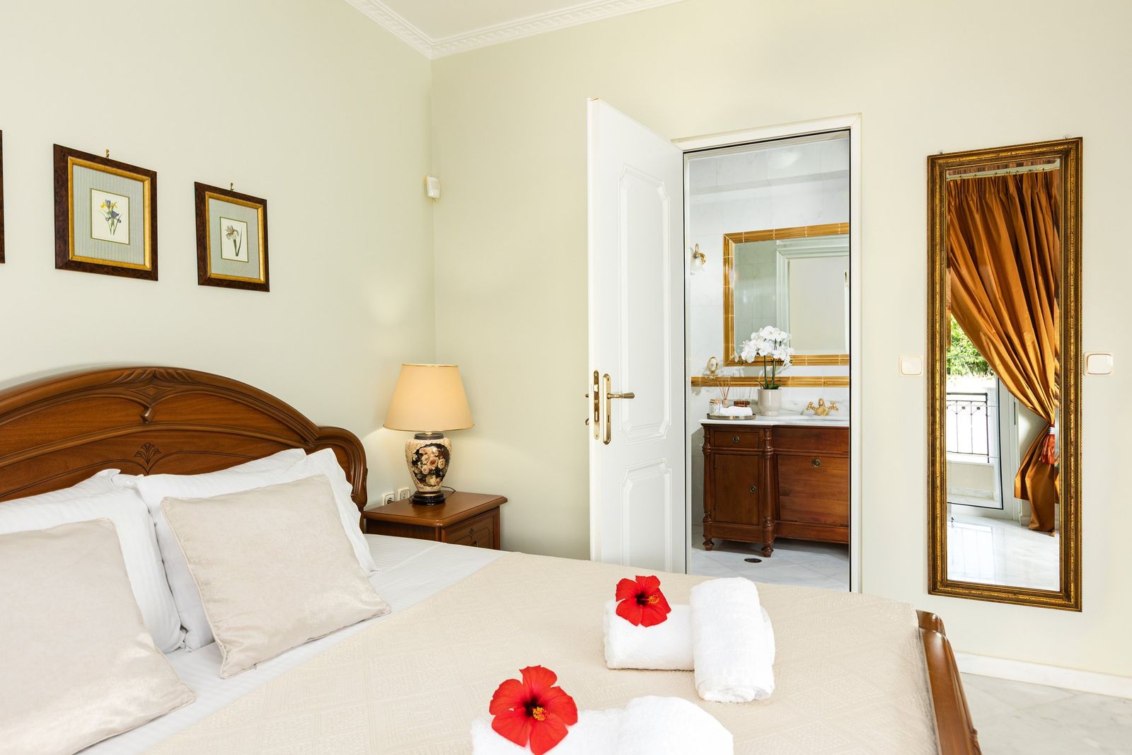 Classic ensuite spacious bedroom