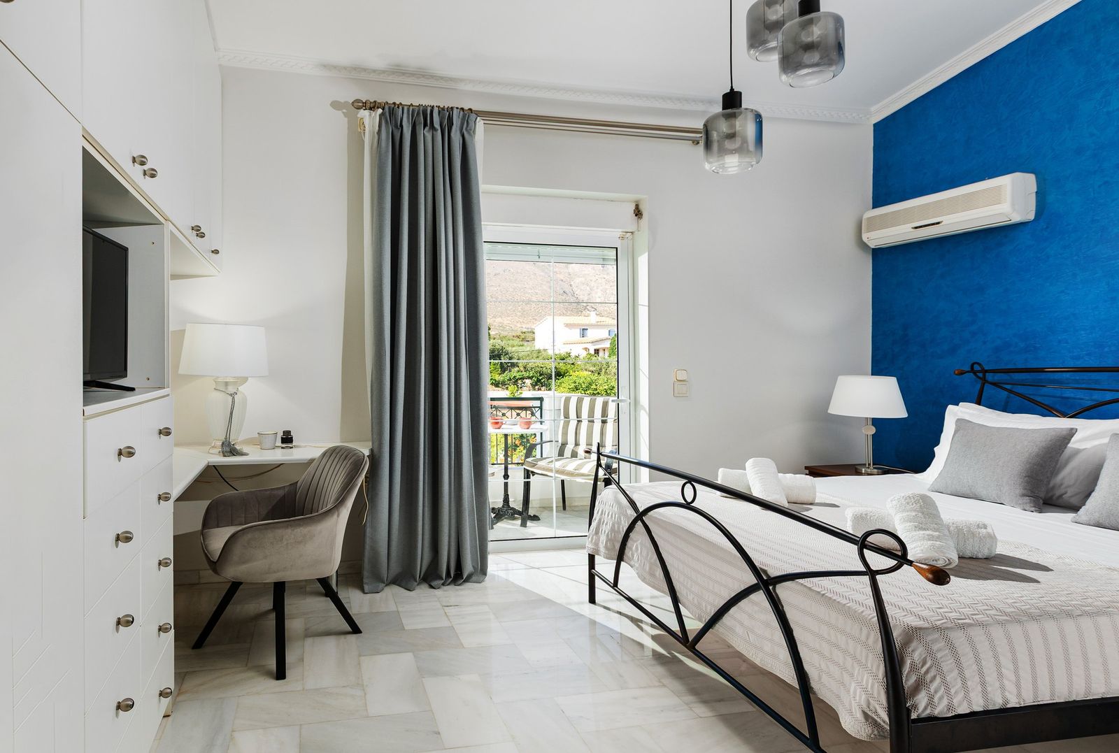 Mountain view ensuite bedroom